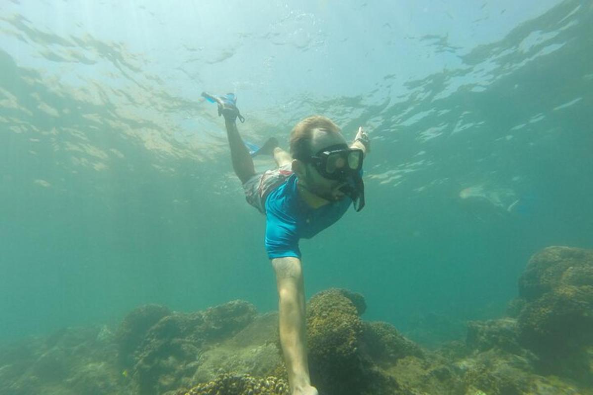 ein Mädchen mit Tauchermaske schwimmt im Wasser