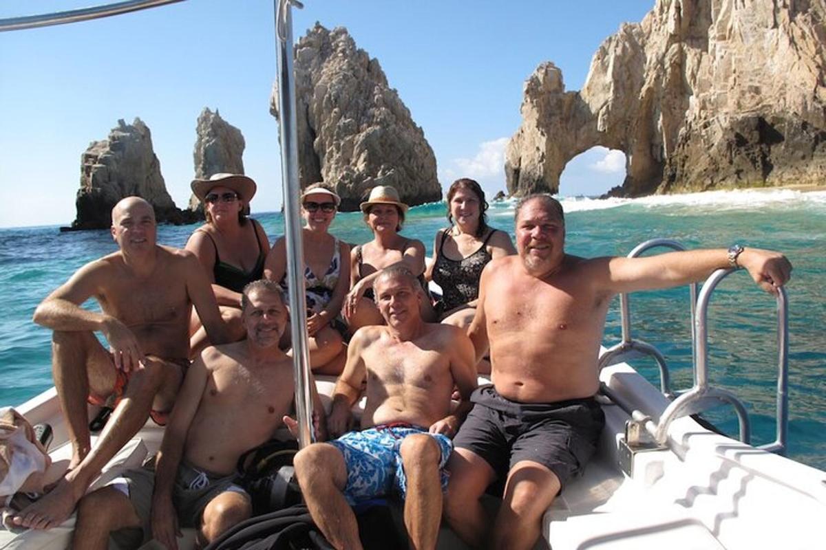 um grupo de pessoas sentadas em um barco no oceano