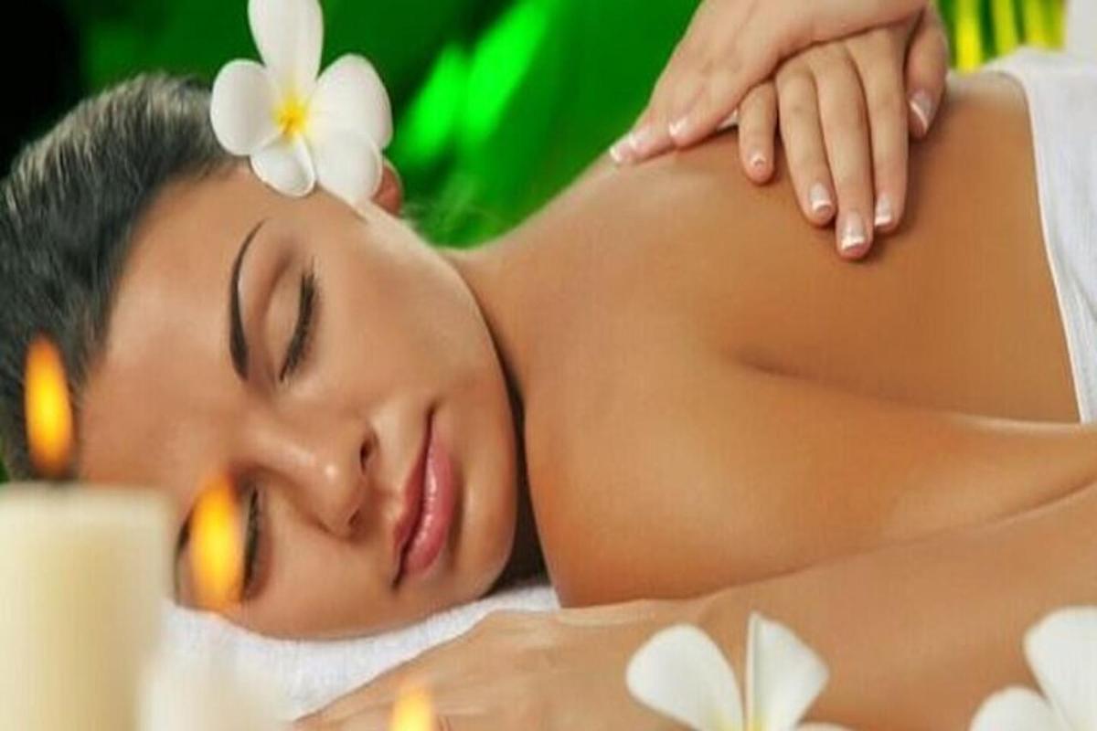seorang wanita berbaring di spa menerima urutan