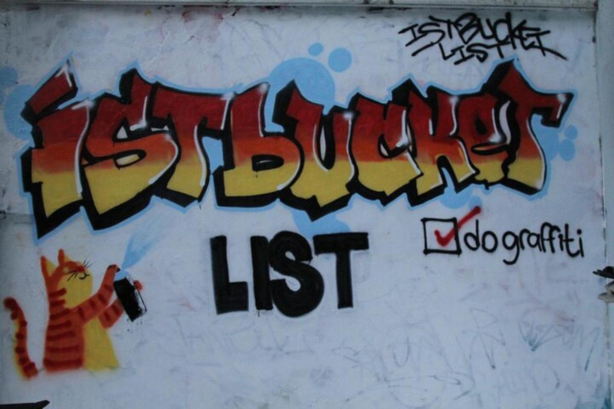 uma parede com grafite na lateral