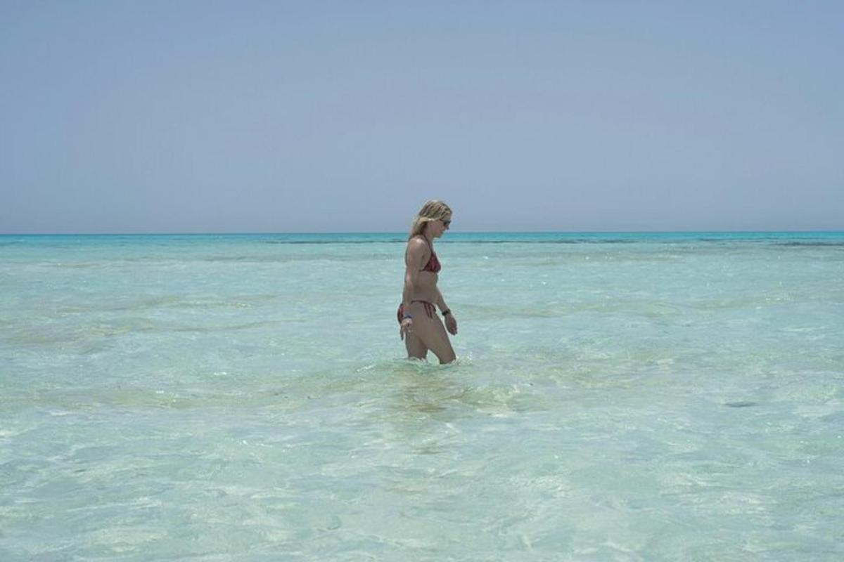een vrouw die in het water van de oceaan staat