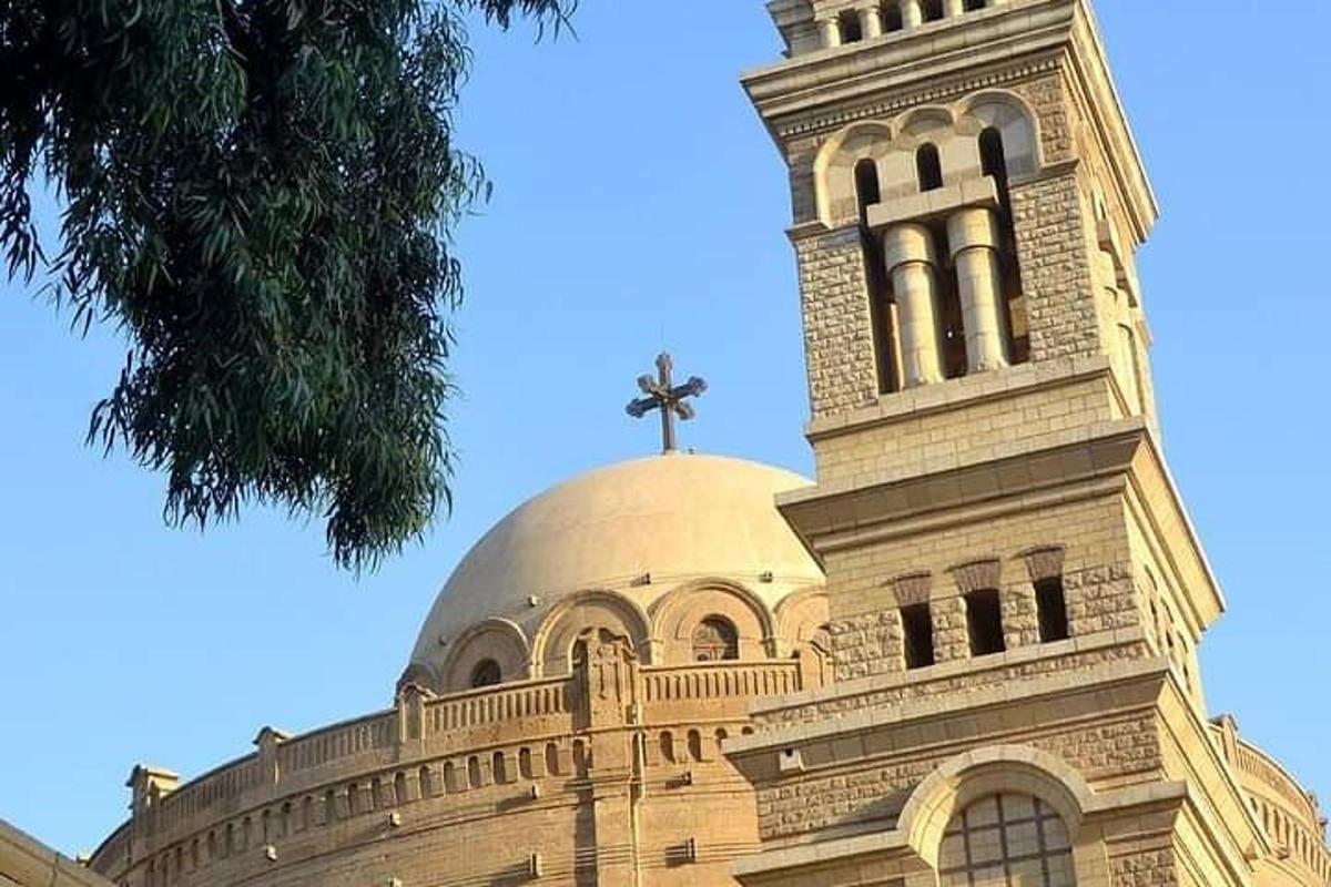 una iglesia con una cruz en la parte superior de un edificio