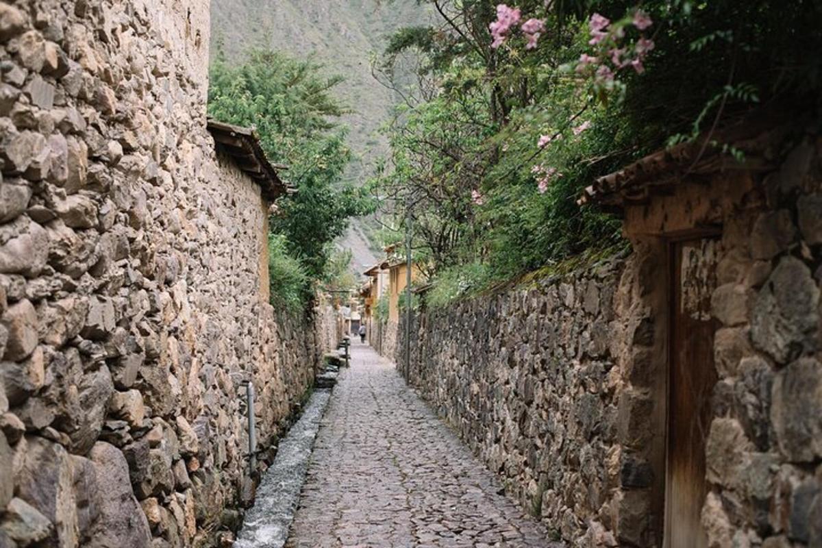 lorong dengan bangunan batu dan dinding batu