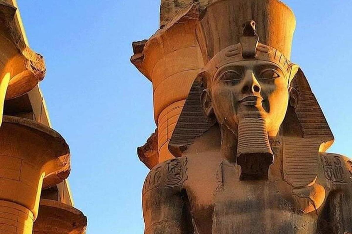 una statua di una testa sul lato di un edificio