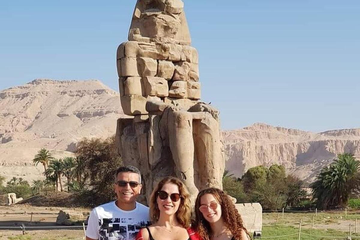 un gruppo di persone in piedi davanti a una statua