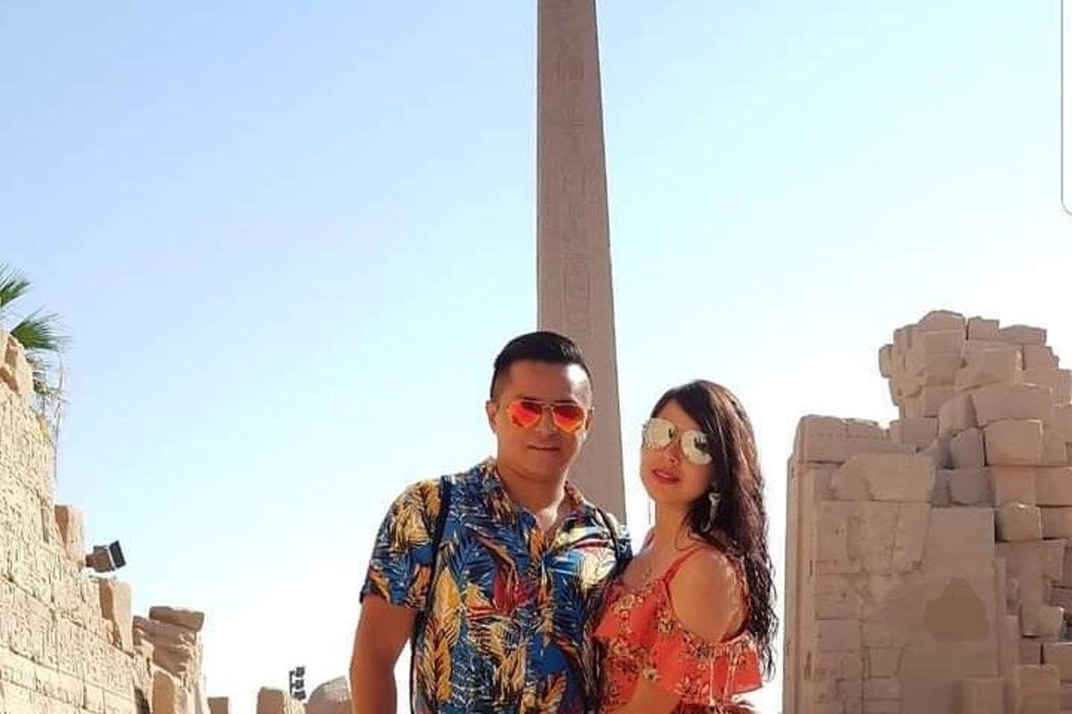 un uomo e una donna in piedi davanti al monumento a Washington