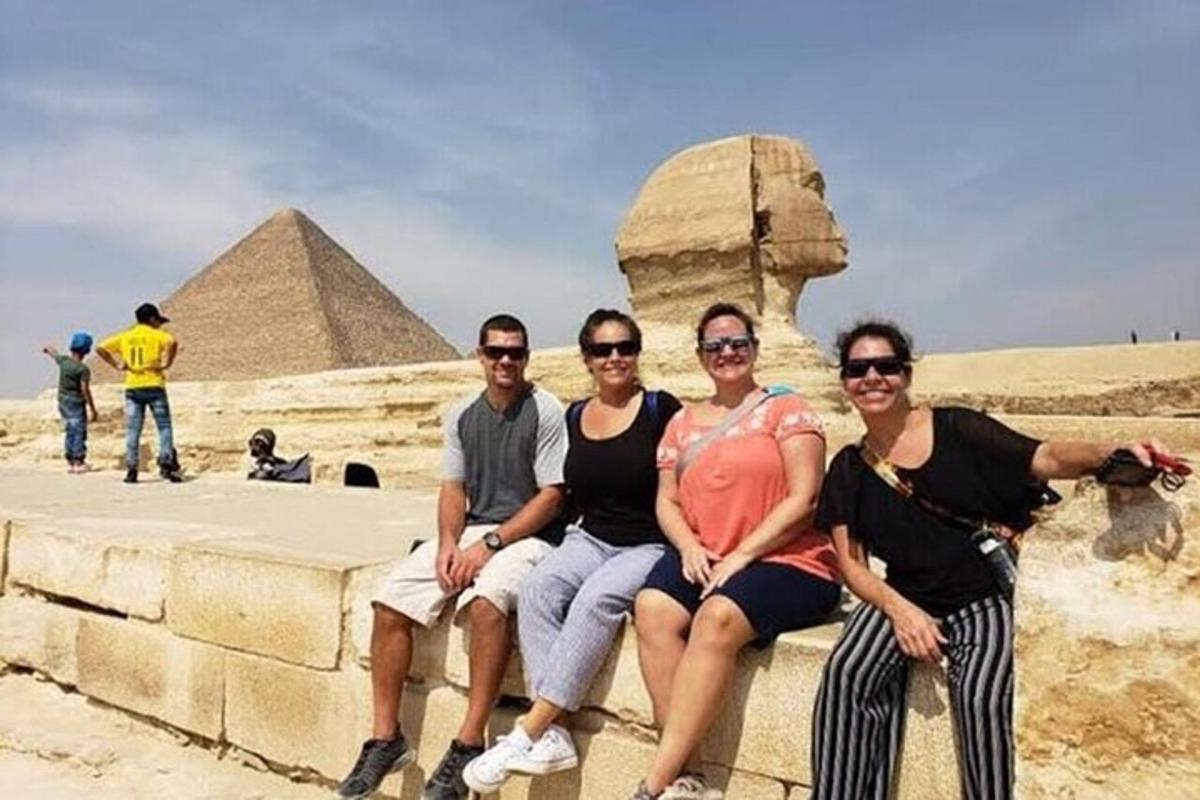 en gruppe mennesker poserer foran pyramiderne