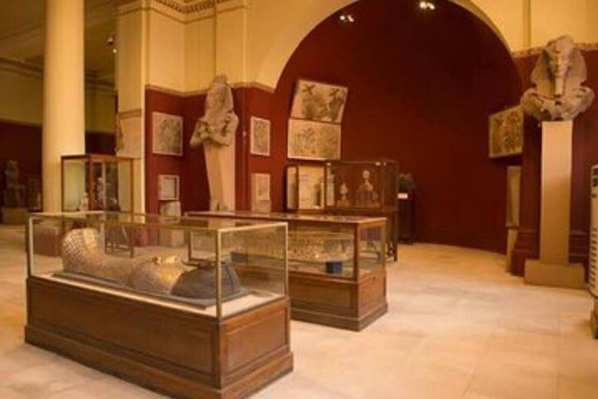 egy múzeum, ahol egy szobában tárgyak vannak kiállítva