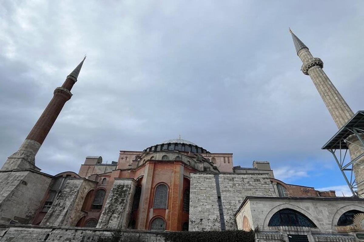 sebuah bangunan dengan dua masjid dan dua tiang tinggi