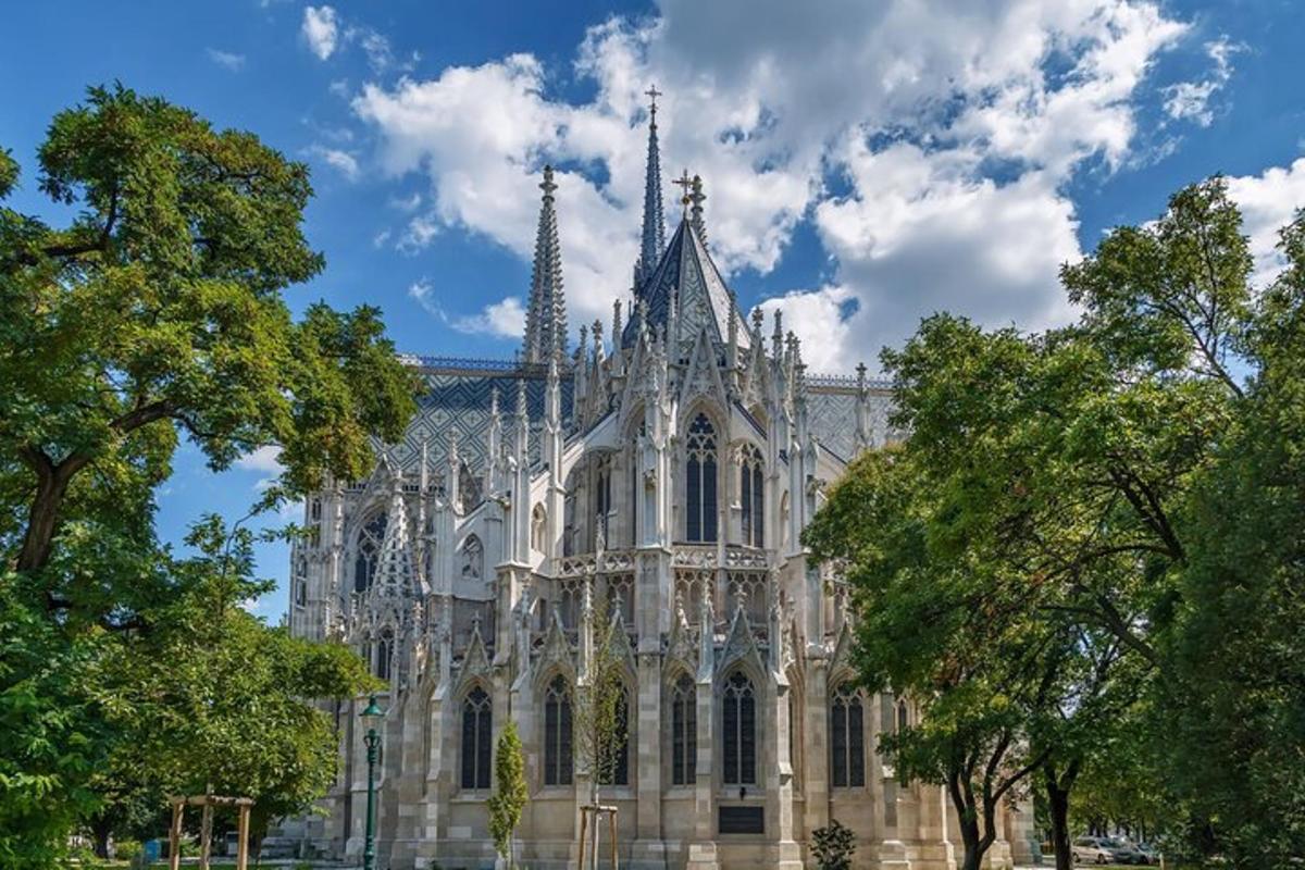 sebuah katedral besar dengan pokok di hadapannya