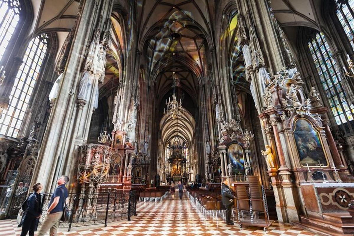 en stor katedral med folk som står i den