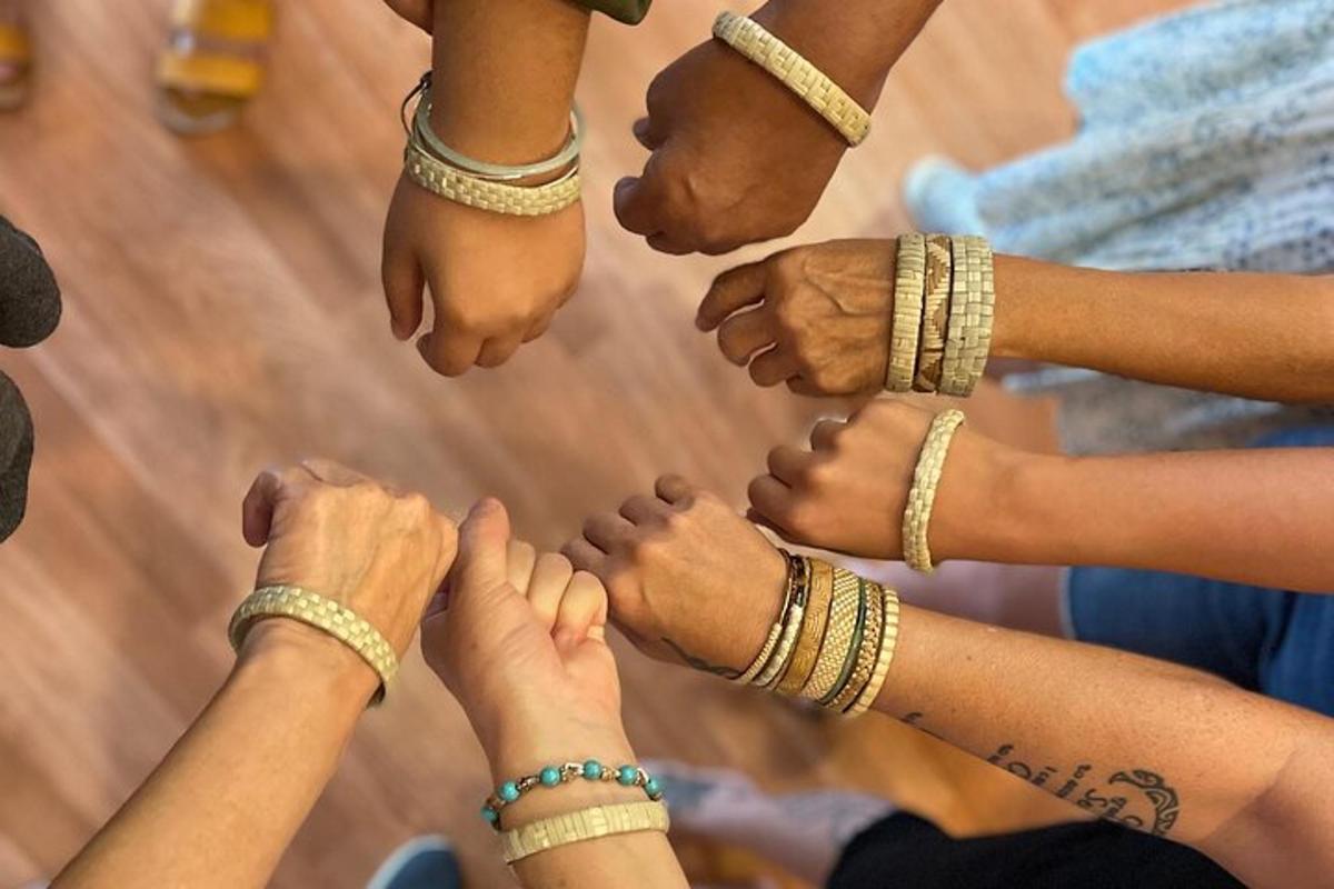 sekumpulan orang dengan gelang di tangan mereka