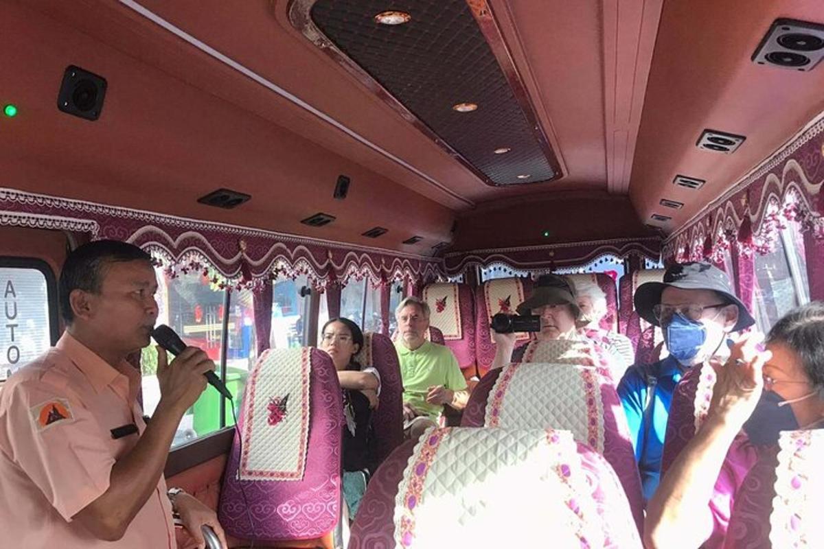 grupp inimesi istub bussis