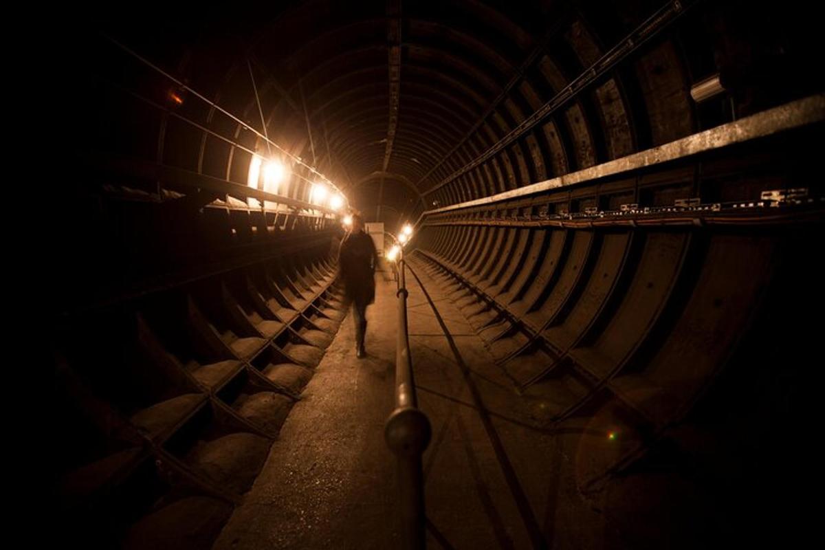 mężczyzna idący nocą przez tunel