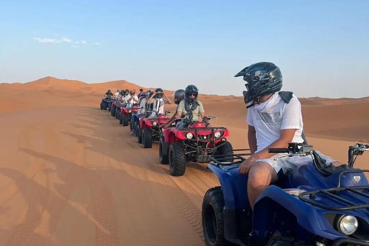 um grupo de pessoas andando de quadriciclo no deserto