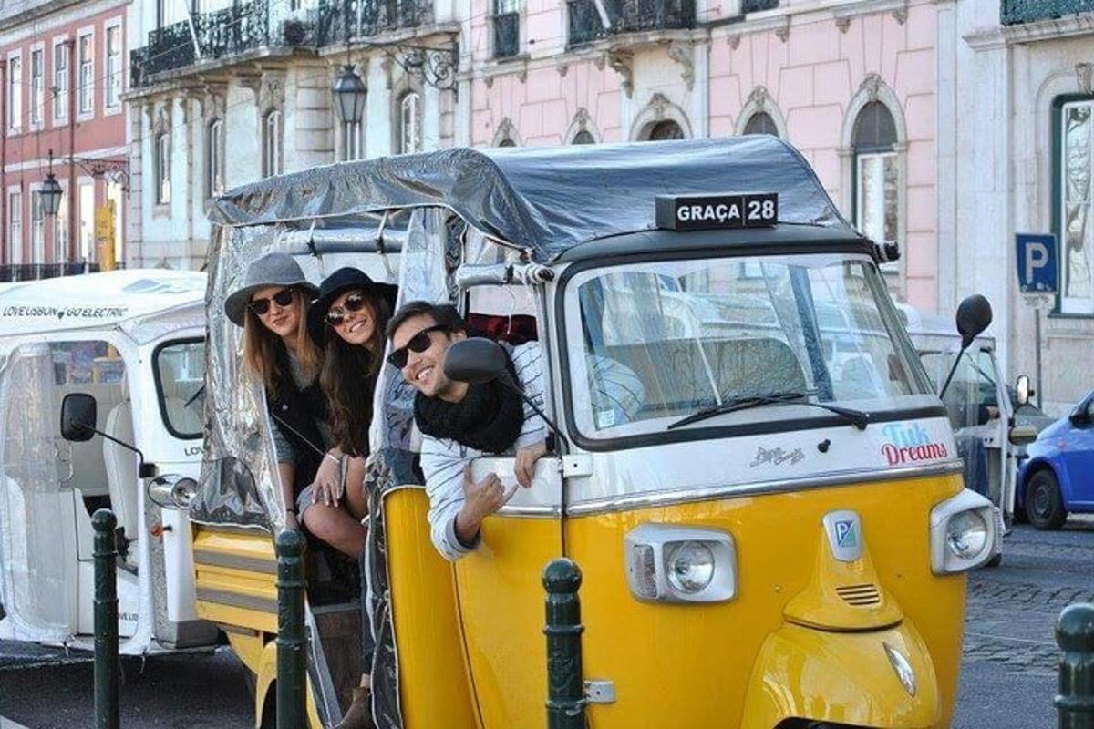 un grup de oameni care călătoresc într-o mașină de golf
