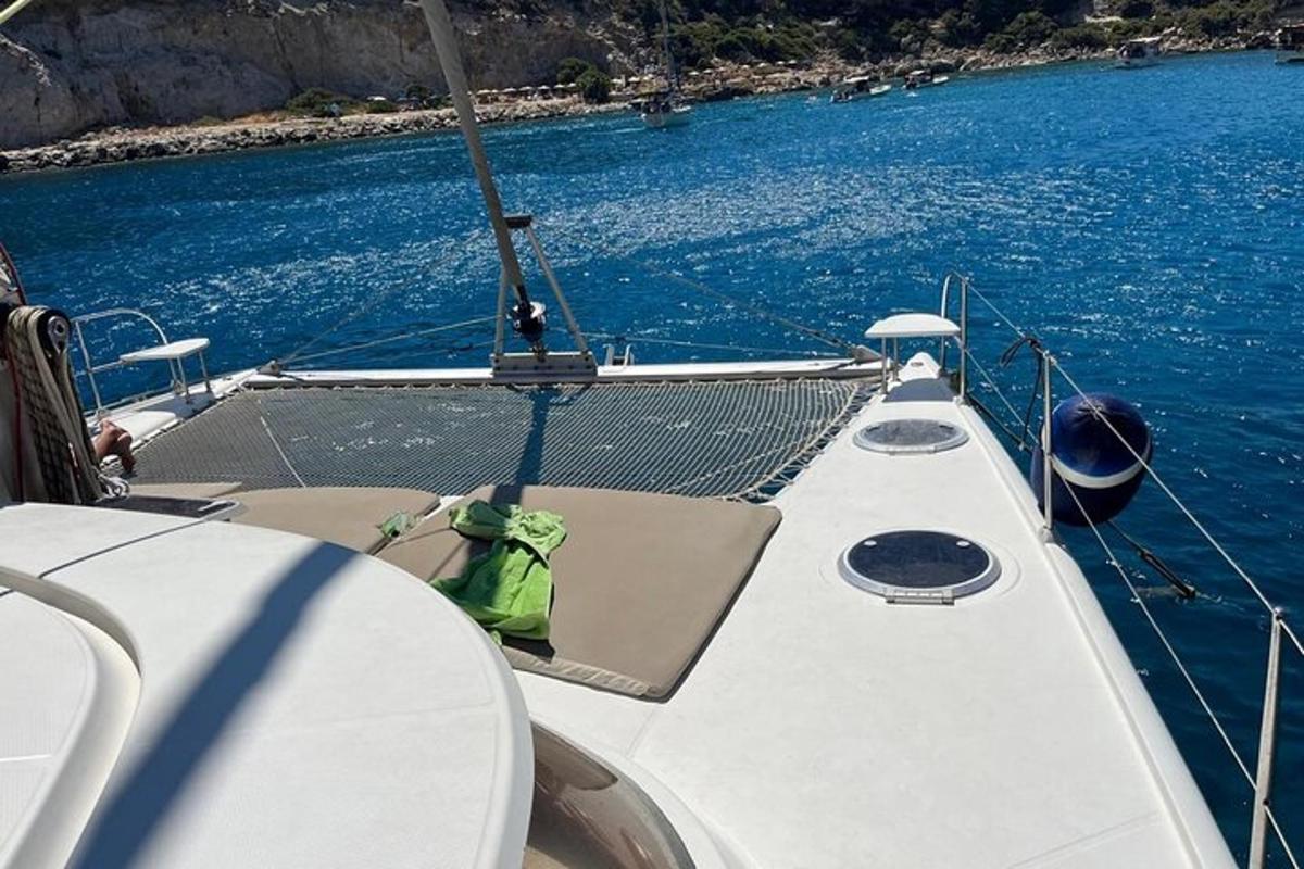 μια βάρκα σε ένα υδάτινο σώμα