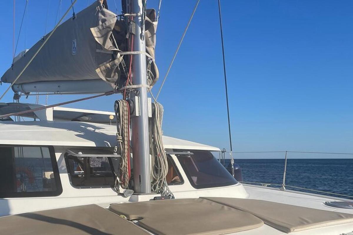 μια άσπρη βάρκα με σχοινιά που κρέμονται από έναν στύλο