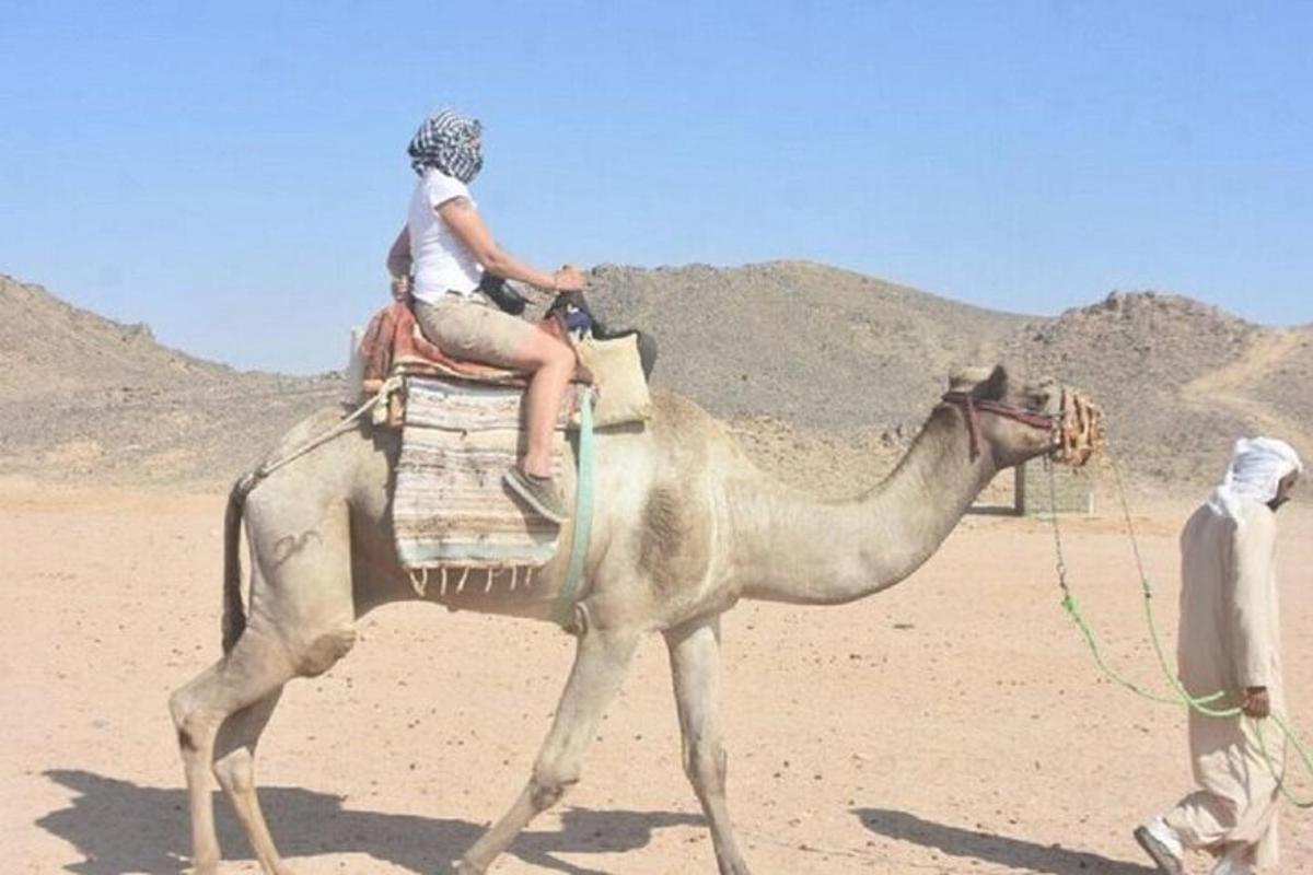 un bambino piccolo che cavalca un cammello