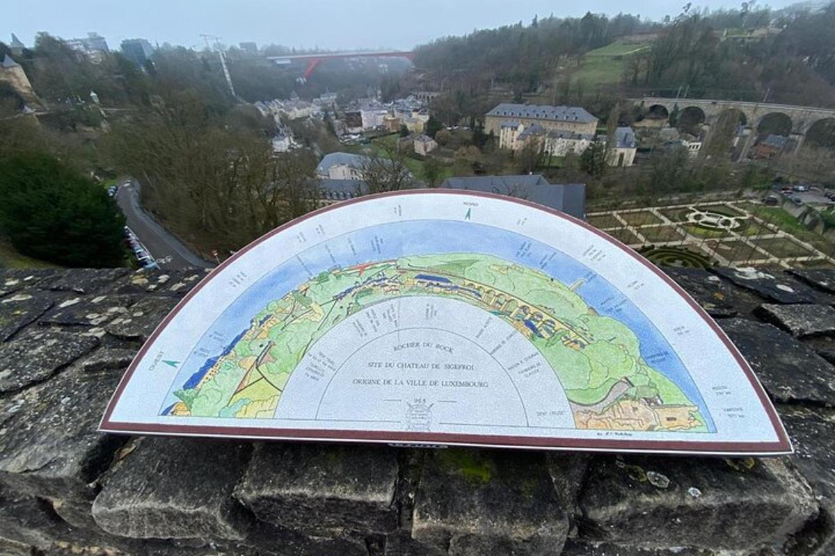 um grande mapa no topo de um edifício