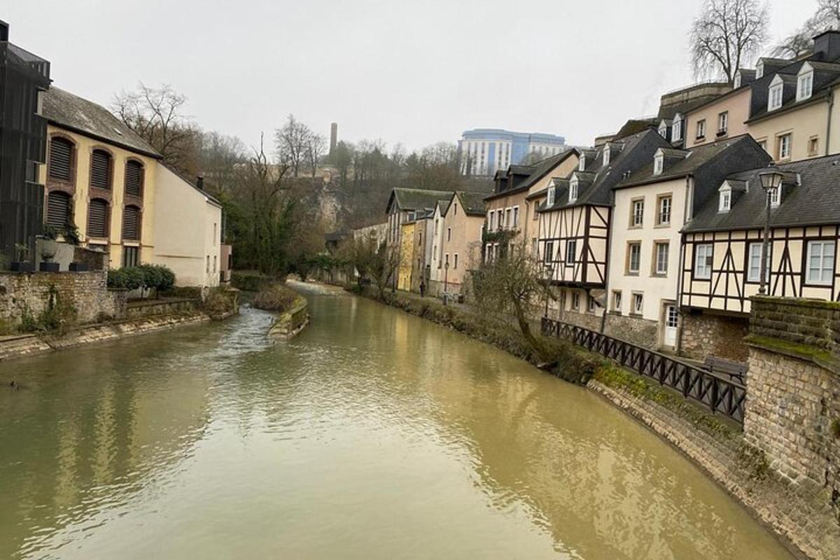 un fiume nel mezzo di una città con edifici