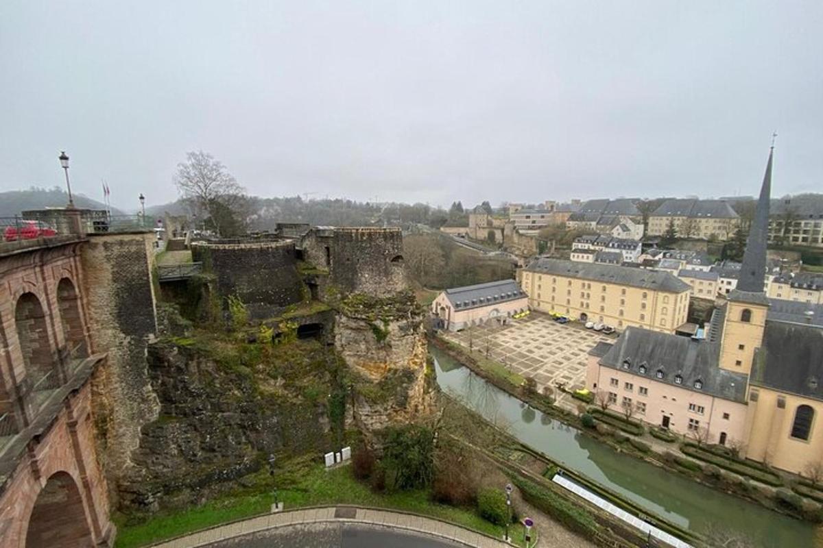 uma cidade com um antigo castelo e um rio