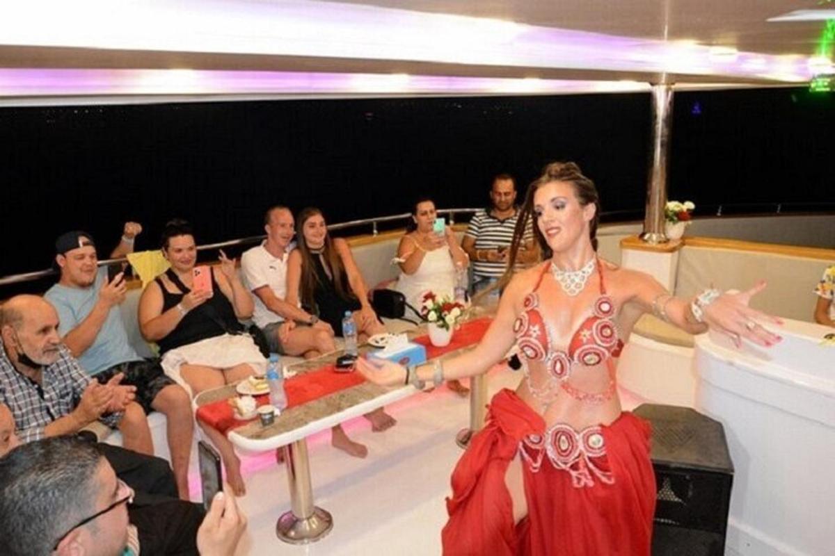 uma mulher de vestido vermelho na frente de um grupo de pessoas
