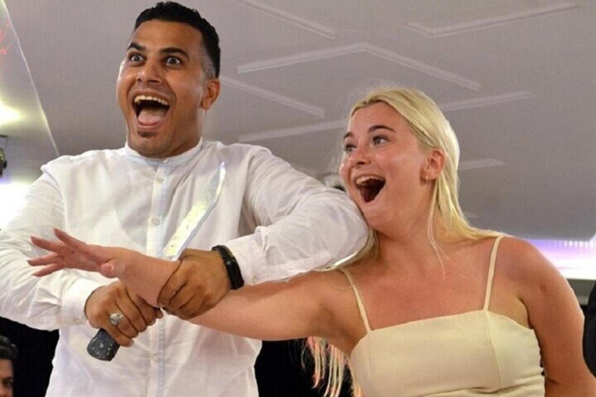um homem e uma mulher com a boca aberta