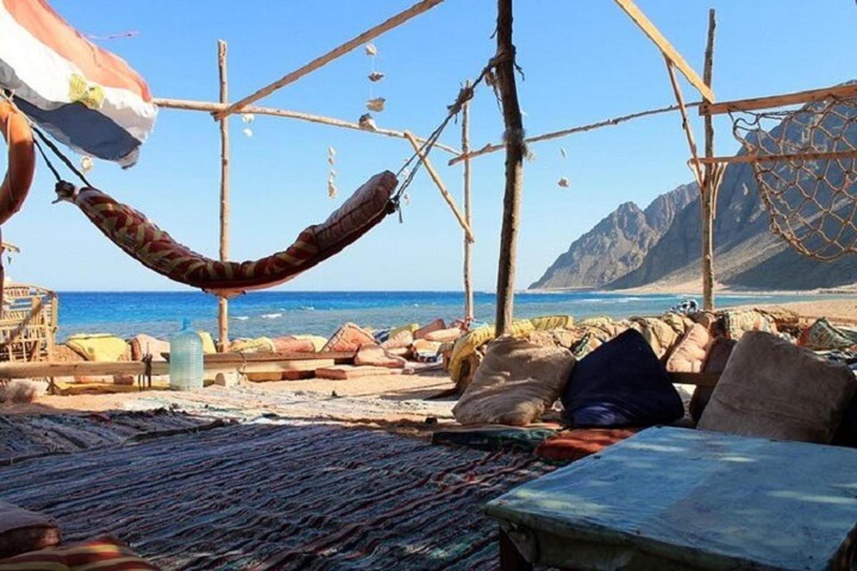 pemandangan pantai dengan buaian dan lautan