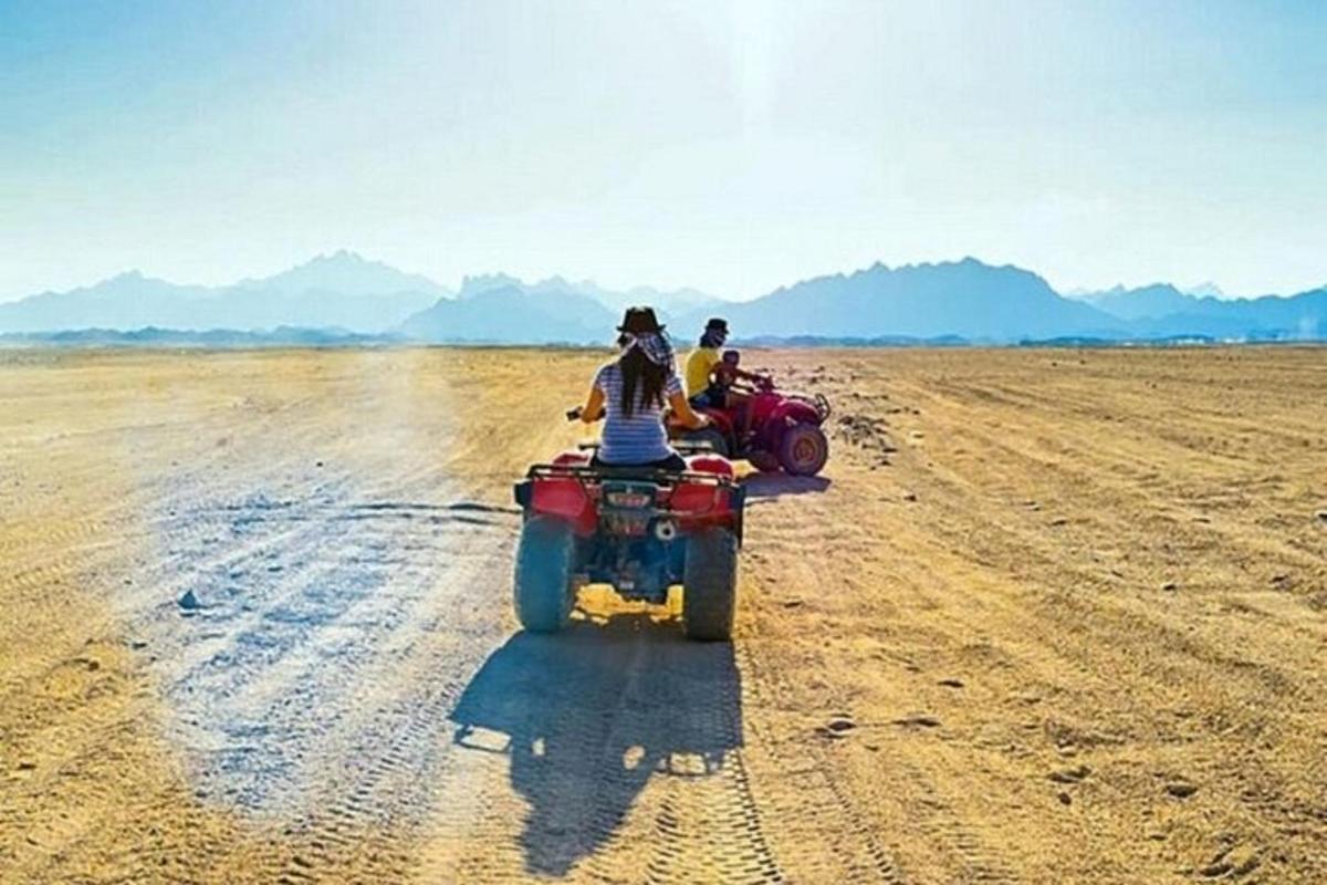 due persone in sella a una moto da cross nel deserto