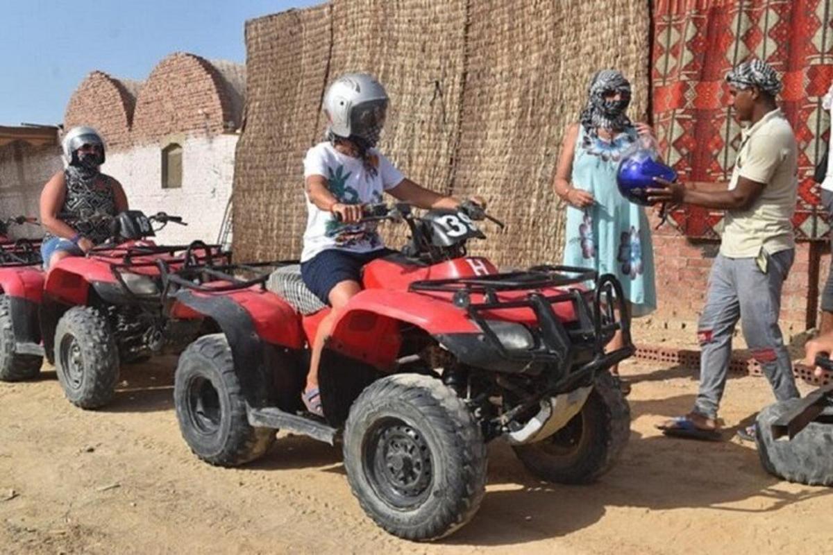 un gruppo di persone su veicoli a quattro ruote parcheggiati