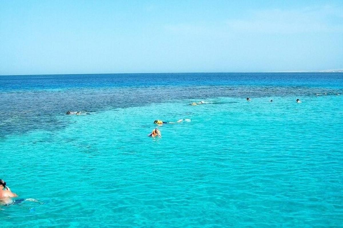 un gruppo di persone che nuotano nell'oceano