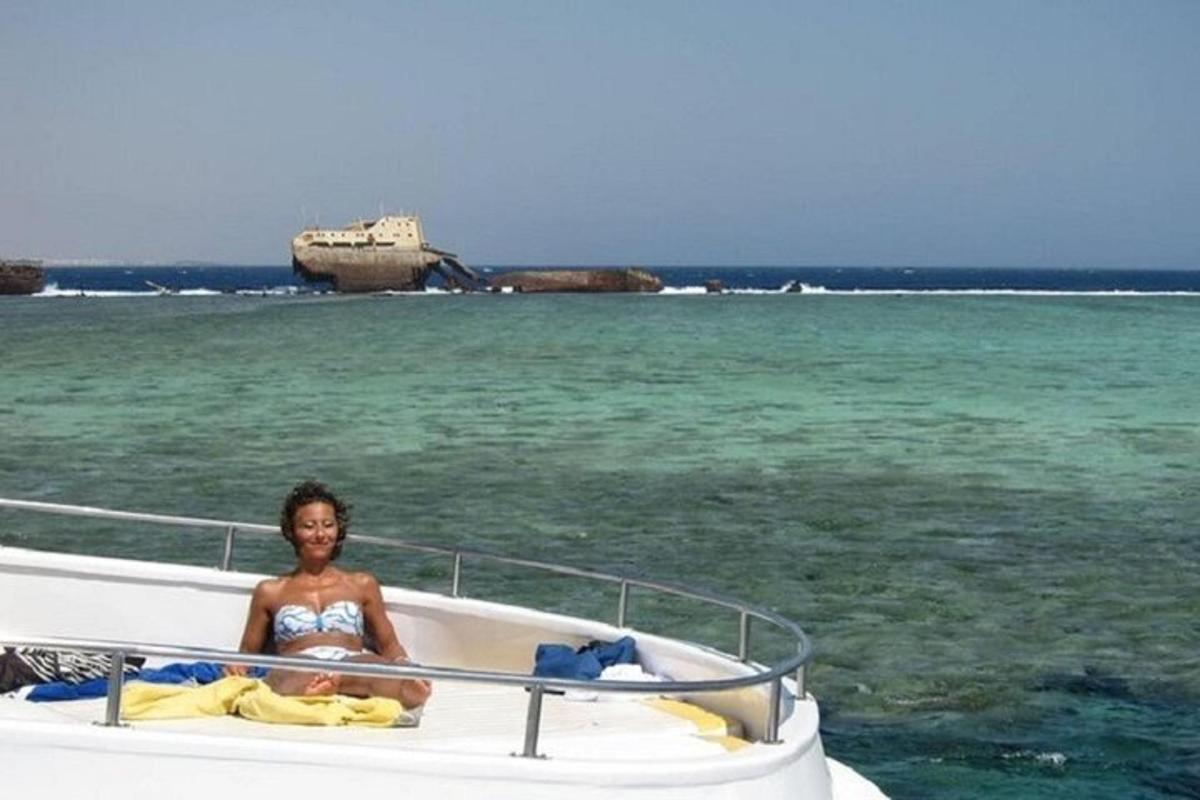 una donna seduta su una barca in acqua