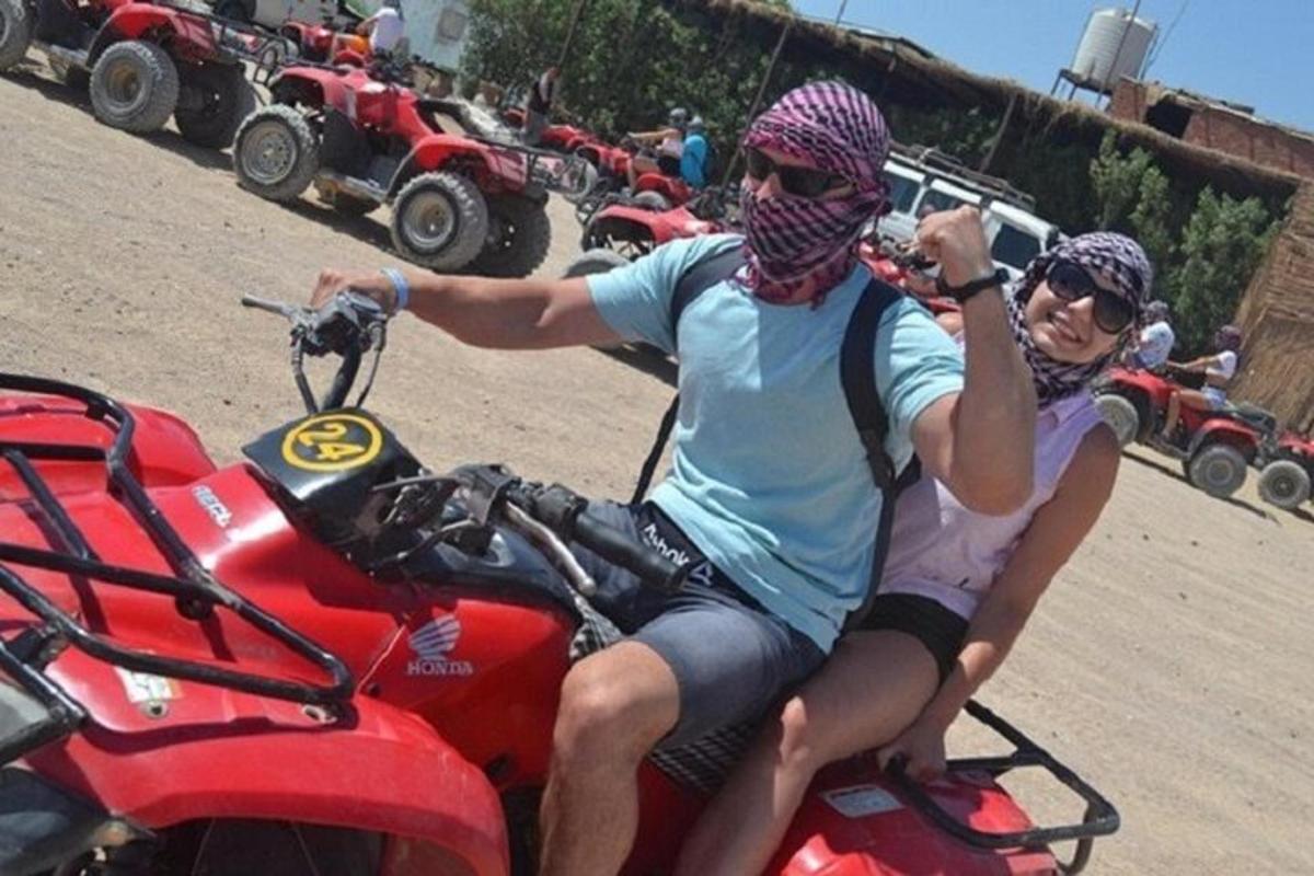 גבר ואישה יושבים על אופנוע אדום