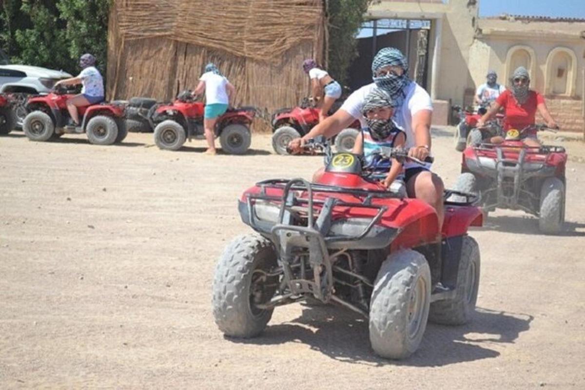 un uomo e un bambino a bordo di un veicolo a quattro ruote