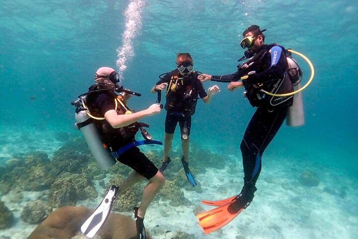 isang grupo ng tatlong tao sa tubig