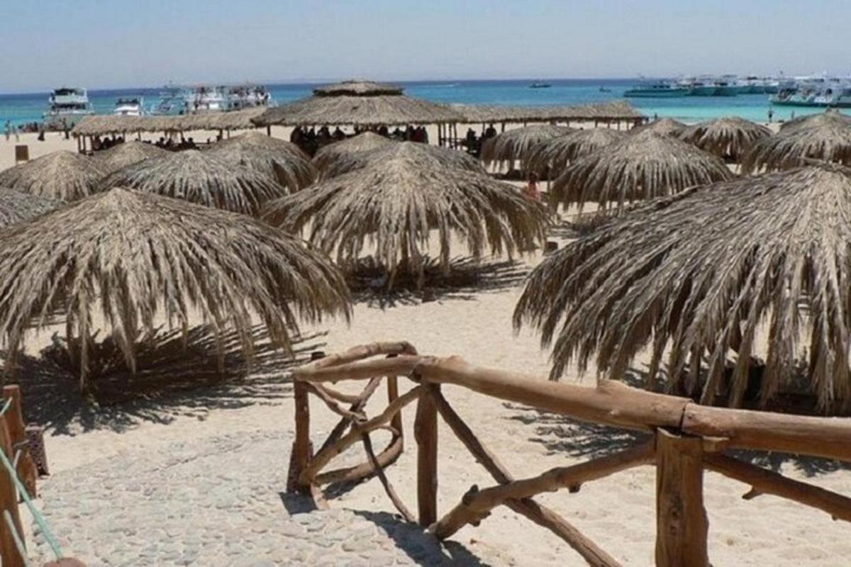 kup slamnatih senčnikov na plaži