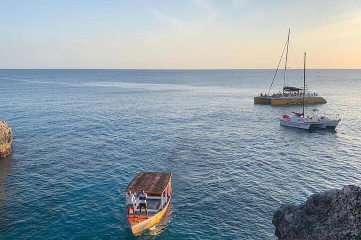 dos barcos en una gran masa de agua