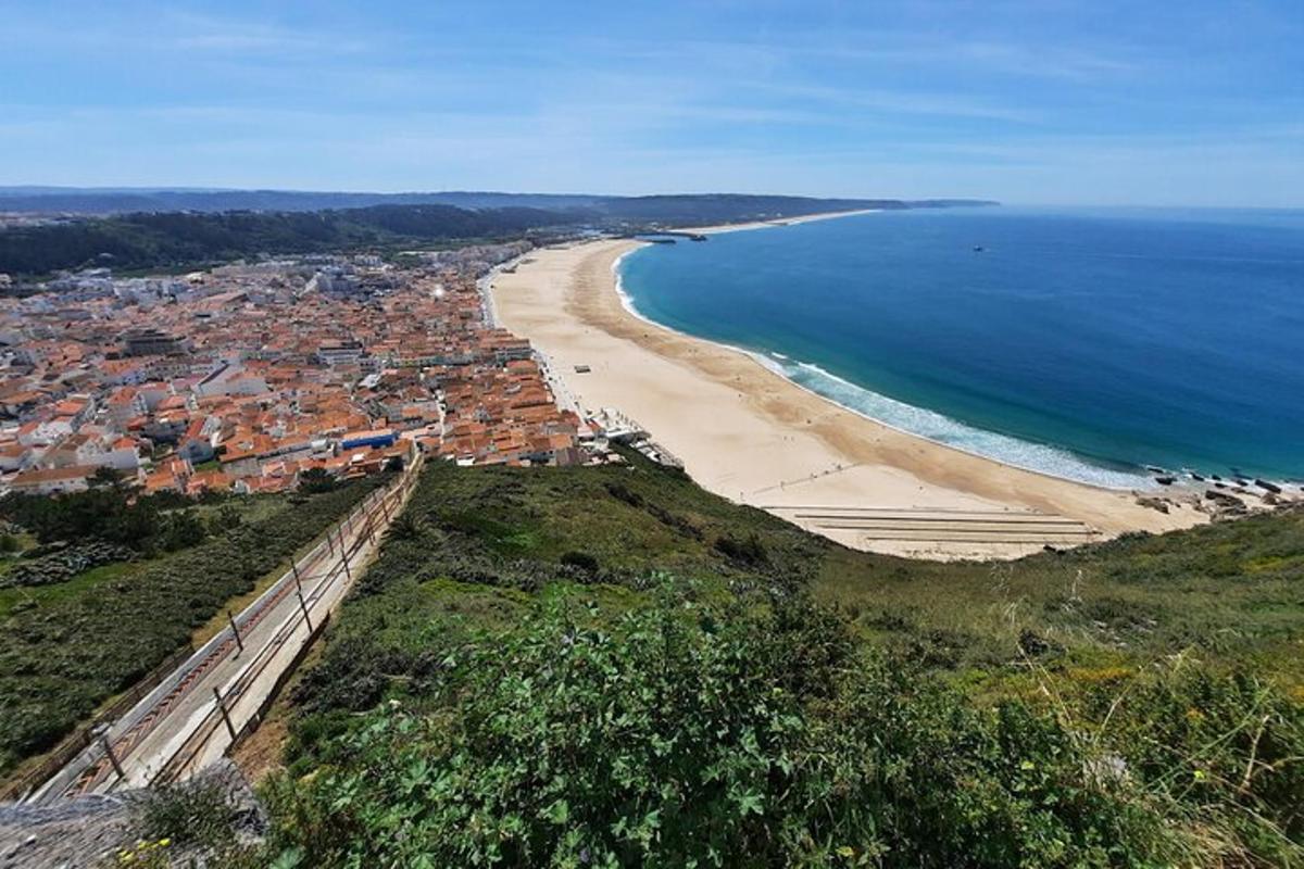 pohled na pláž s městem a oceánem