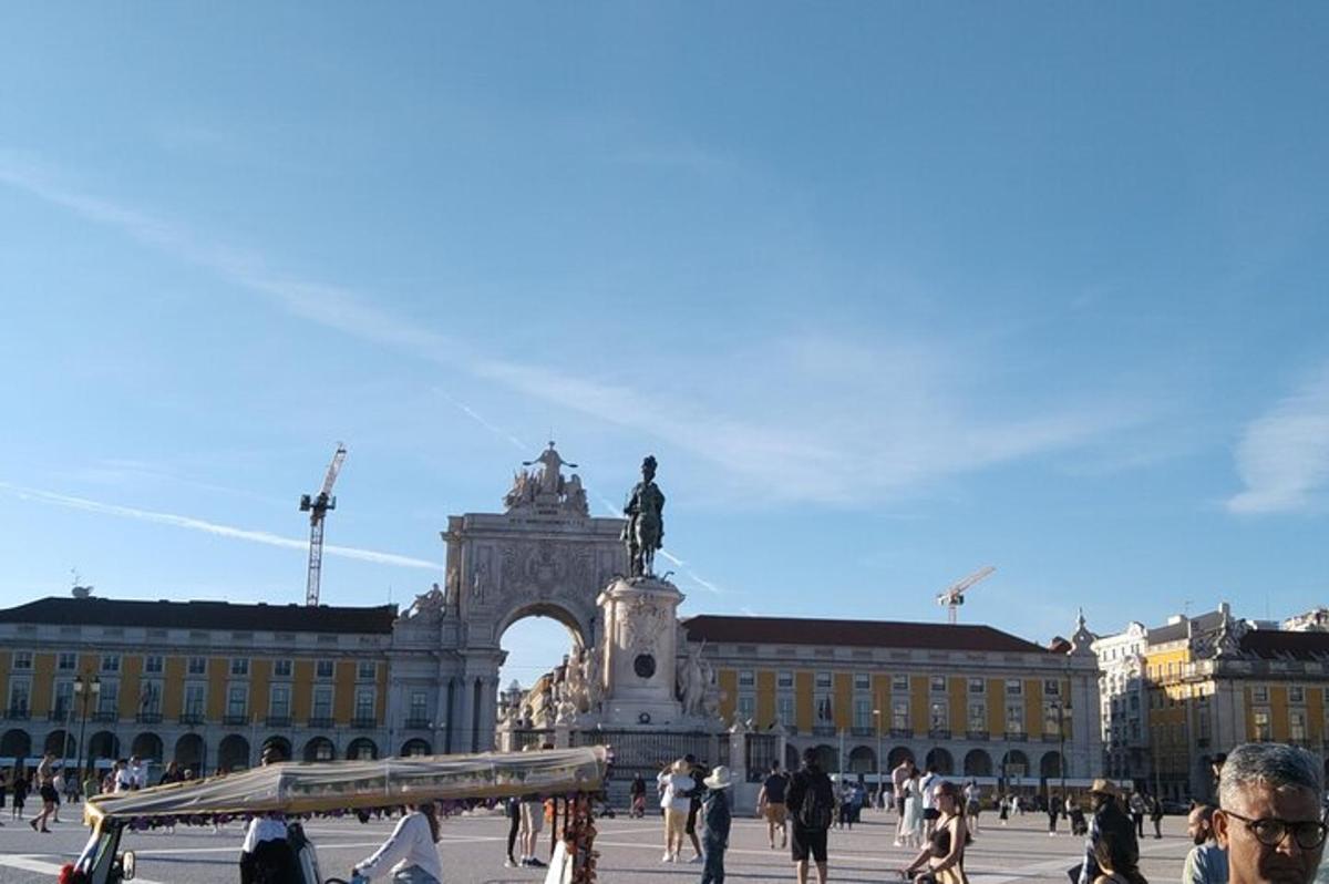 Un gran edificio con una estatua delante.