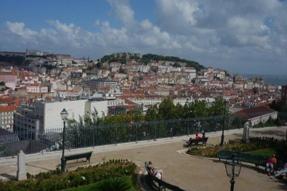 Una vista de una ciudad con un pueblo al fondo.