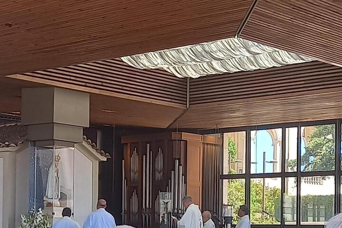en gruppe mennesker står i en kirke og beder