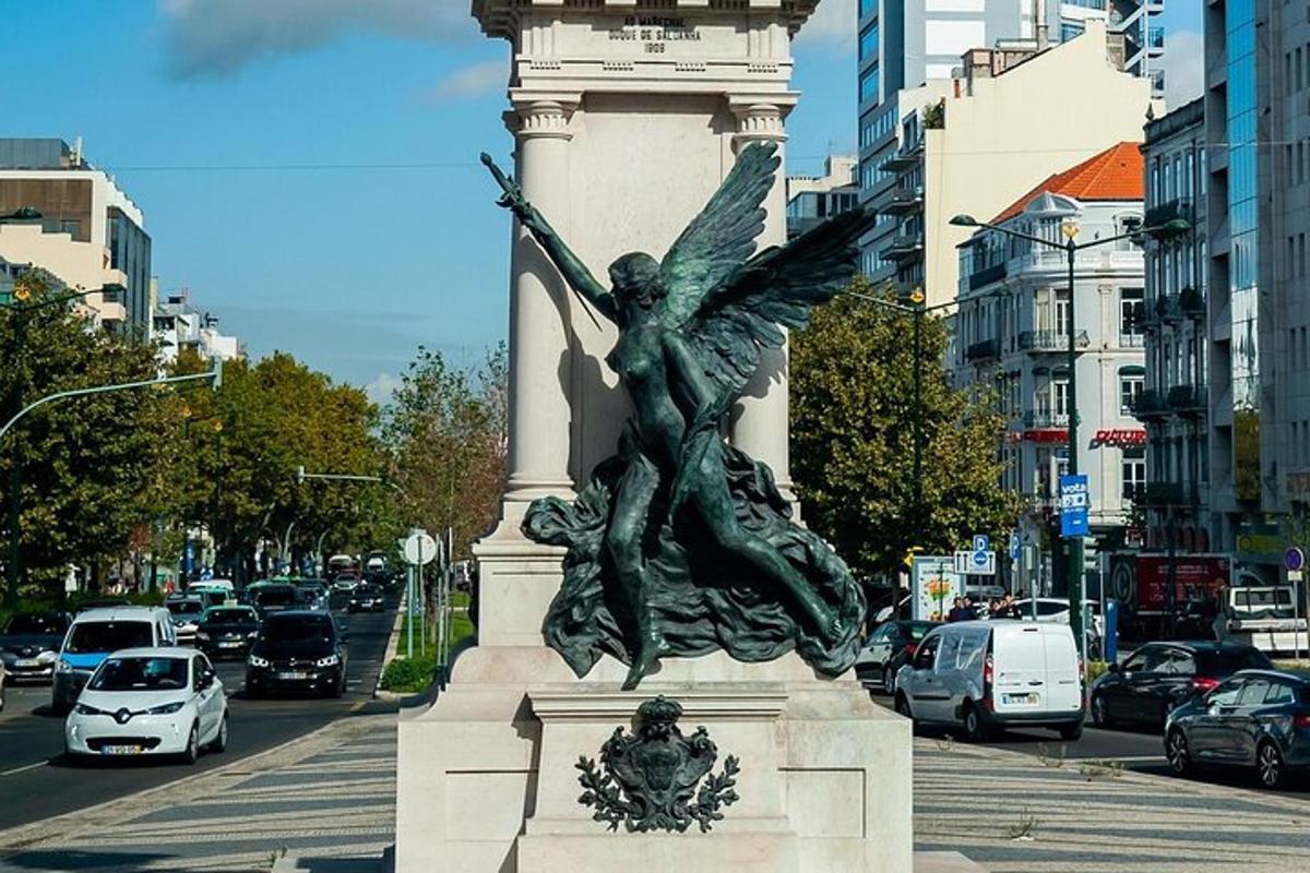 una statua di una donna su un palo in una strada cittadina