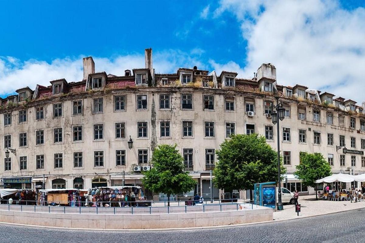 un grande edificio bianco sul lato di una strada