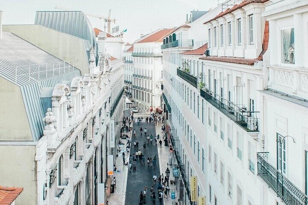 una vista di una strada tra due edifici
