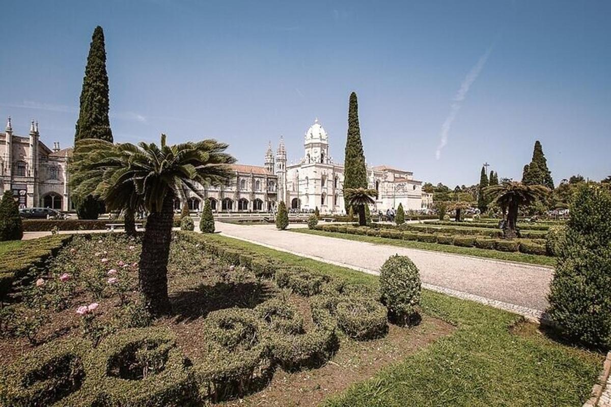 un edificio con una palma al centro di un giardino
