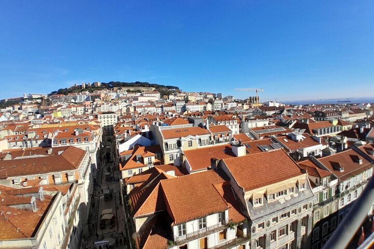 uma vista de uma cidade com edifícios e telhados