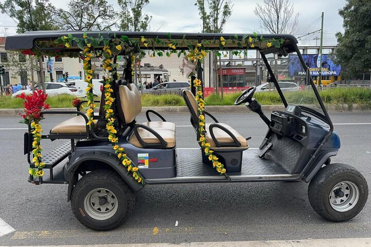 um carrinho de golfe estacionado em uma rua