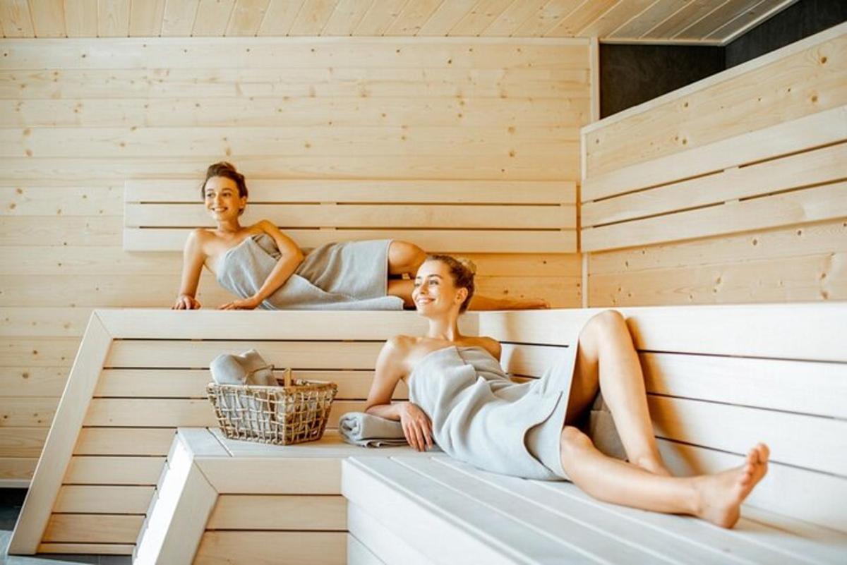 Kaks naist istuvad saunas