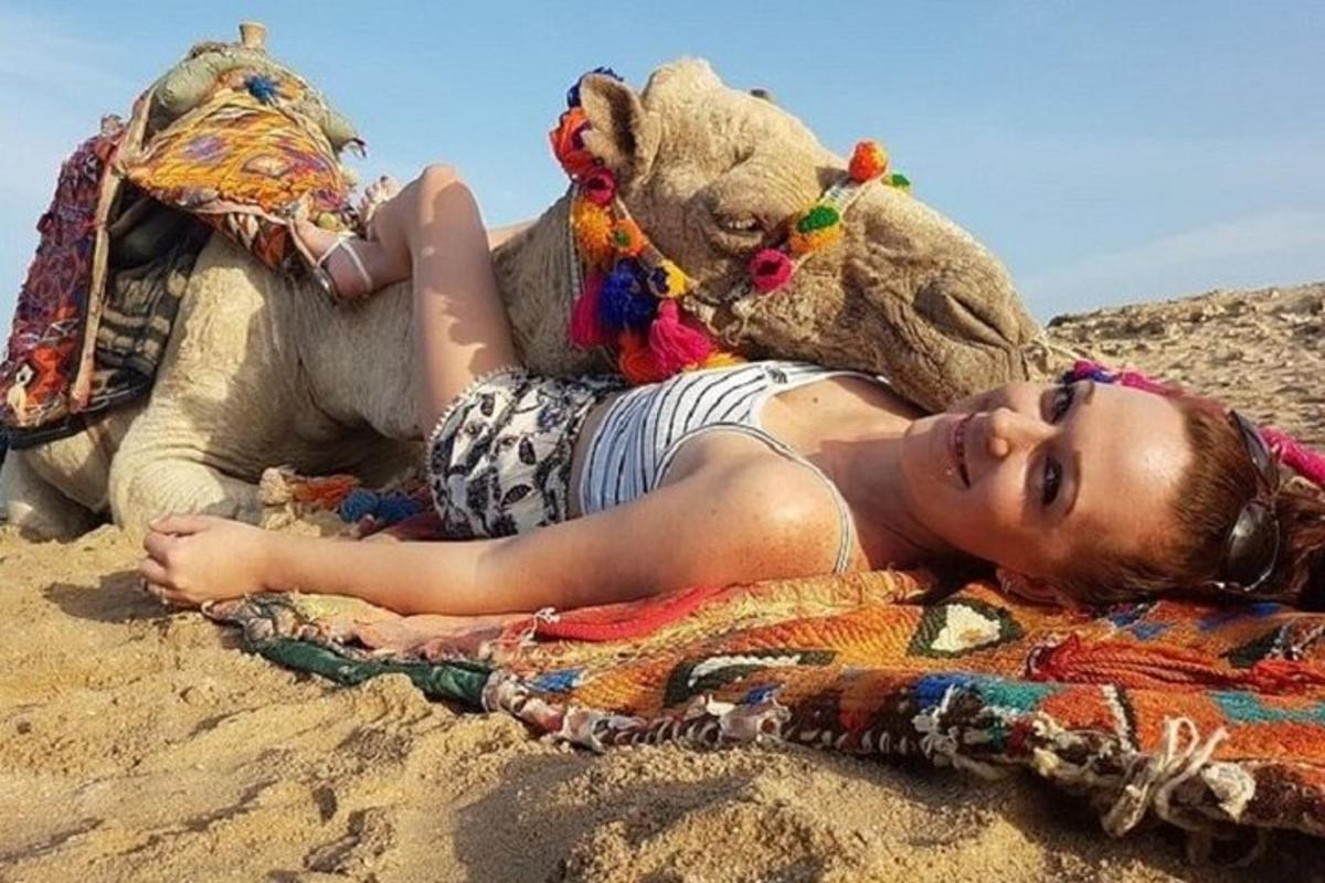 kumda oyuncak ayıyla yatan bir kadın